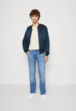 Nieuwkomers -Heren Kleding Winkel 02930c00c47f4736ba9e6d708df8a43b