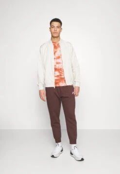 Nike Sportswear CLUB - Trainingsbroek -Heren Kleding Winkel 3c443a258113479982beefa14bbf30d1