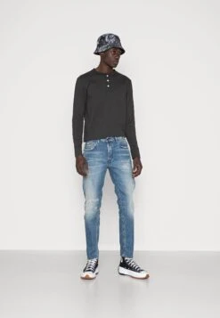 Replay WILLBI BROKEN EDGE - Jeans Tapered Fit 7 Replay WILLBI BROKEN EDGE - Jeans Tapered Fit -Heren Kleding Winkel 5ec666ca489e42288b3cc0b7ae2d9d4f